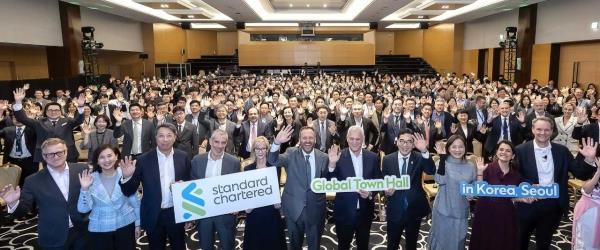 Standard Chartered Group CEO Bill Winters (fifth from right, front row), Standard Chartered Korea CEO Lee Kwang-hee (fourth from right) and other executives pose for a photo during the group’s global town hall held at the bank’s headquarters in central Seoul on Tuesday. (Standard Chartered Korea)