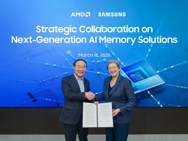 Jun Young-hyun, head of the device solutions division at Samsung Electronics, and Advanced Micro Devices CEO Lisa Su (right), pose for a photo after signing a memorandum of understanding at Samsung’s advanced semiconductor fabrication plant in Pyeongtaek campus, Gyeonggi Province, Wednesday. (Samsung Electronics)
