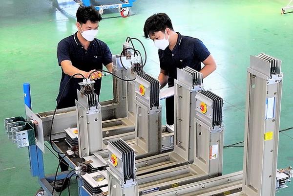 LS Eco Energy Vietnam employees inspect bus ducts at the company’s facility in Ho Chi Minh City. (LS Eco Energy)